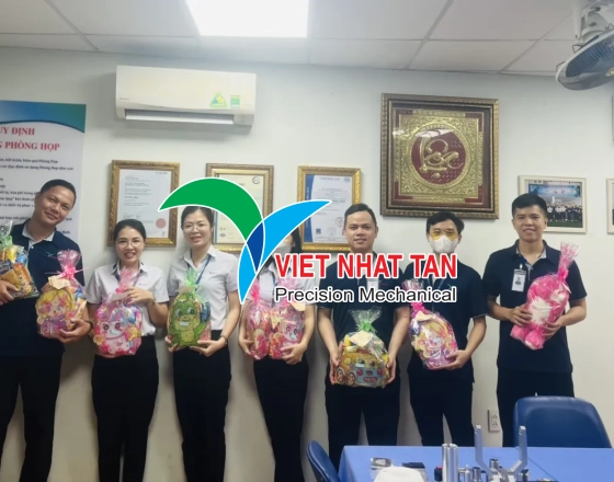 CÔNG ĐOÀN CÔNG TY TNHH CƠ KHÍ CHÍNH XÁC VIỆT NHẬT TÂN TẶNG QUÀ TRUNG THU CHO CON CỦA CBCNV