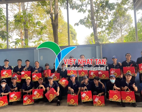 CÔNG ĐOÀN CÔNG TY VIỆT NHẬT TÂN TẶNG QUÀ TẾT CHO CÁC CBCNV